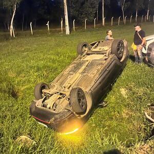 Popular / Quiso estacionar y terminó volcando en plena autopista