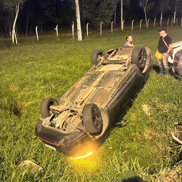Popular / Quiso estacionar y terminó volcando en plena autopista