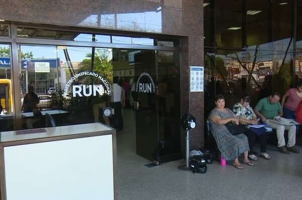 Segundo día de quejas por excesiva demora en el RUN: usuarios piden más funcionarios - Nacionales - ABC Color