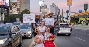 La Nación / Sueño internacional: bailarines paraguayos salen a las calles para costear viaje a Europa