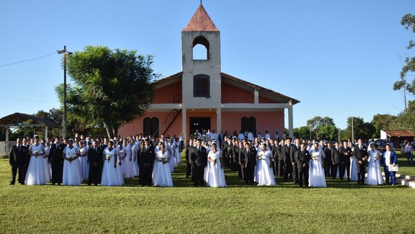 Histórica boda comunitaria en Tavaí: 115 parejas dieron el sí, entre ellas una que esperó 48 años