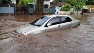 Pobladores padecen inundaciones en los barrios Itay y Santa María