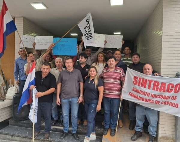 Funcionarios de Copaco convocan a una manifestación permanente desde este lunes - Economía - ABC Color