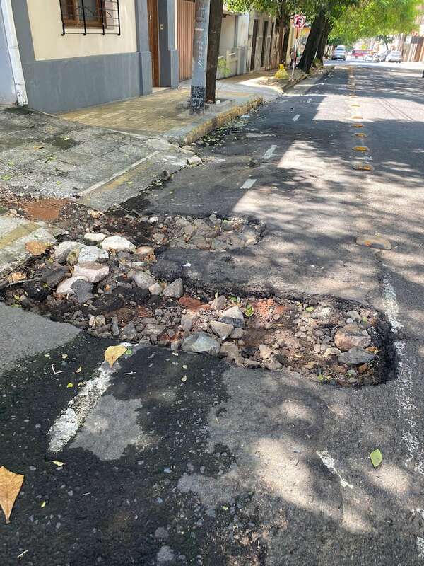 Ciclista herido tras caer en un enorme bache de la calle Iturbe de Asunción - Crónicas Ciudadanas - ABC Color
