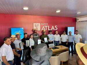 Banco Atlas destacó en la Feria Innovar su financiamiento al sector avícola y reconoció a productores que accedieron al crédito - Empresariales - ABC Color