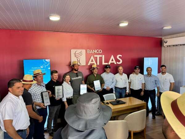 Banco Atlas destacó en la Feria Innovar su financiamiento al sector avícola y reconoció a productores que accedieron al crédito - Empresariales - ABC Color