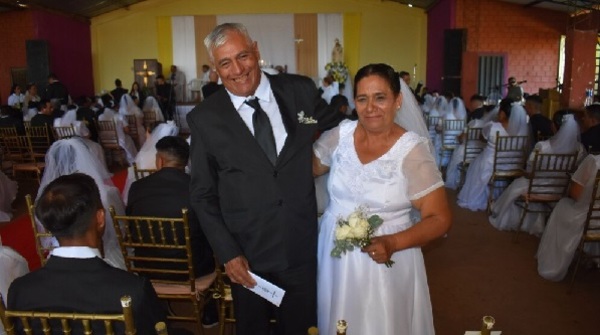 115 parejas se casan en histórica boda comunitaria