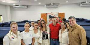 Peña se abraza con intendenta cartista procesada por supuesto desfalco - Política - ABC Color