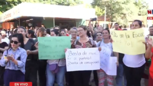 Itauguá: Padres se manifiestan por kits escolares en escuela con 1.600 alumnos