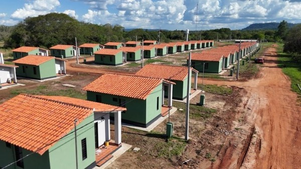 Gobierno entrega 54 viviendas a familias de Gral. Bernardino Caballero - ADN Digital