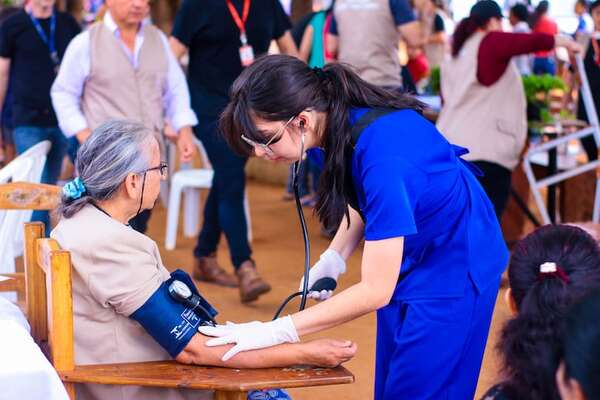 De la formación a la práctica real: Así prepara la Universidad Central del Paraguay a sus futuros médicos - Negocios - ABC Color