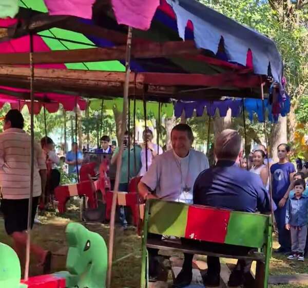 Video: monseñor Valenzuela se sube a la calesita y emociona en la redes - Nacionales - ABC Color