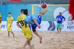 Emociones y goles en la Superliga de fútbol playa