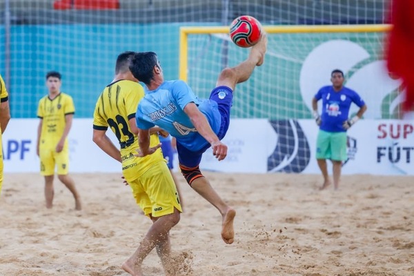 Emociones y goles en la Superliga de fútbol playa
