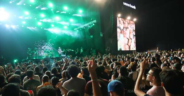 La Nación / Asunciónico: el color y calor del público hicieron la fiesta
