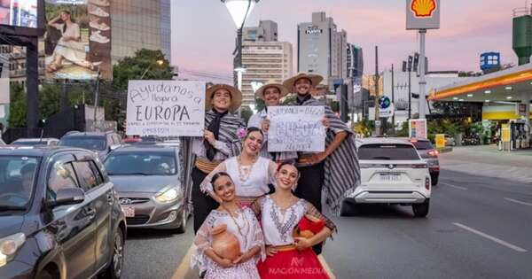 La Nación / Bailarines salen a las calles a pedir ayuda para su viaje