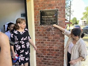 Se entregan colecciones bibliográficas y equipamiento para bibliotecas de Pilar y Villa Oliva