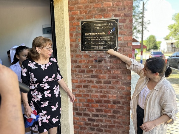 Se entregan colecciones bibliográficas y equipamiento para bibliotecas de Pilar y Villa Oliva