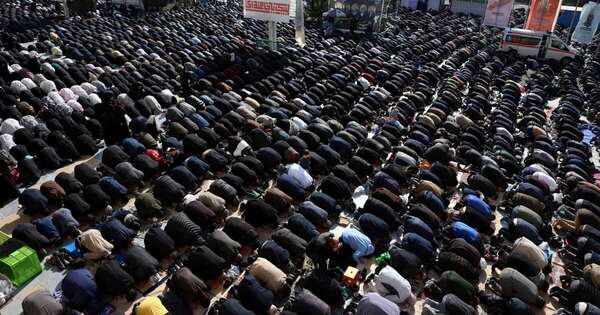 La Nación / Pesé al conflicto, miles de iraníes participan de la oración por la Fiesta del Fin del Ayuno