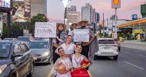 La Nación / Bailarines salen a las calles a pedir ayuda para su viaje