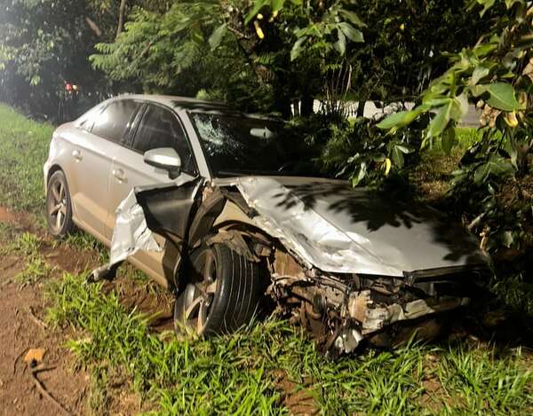 Dos personas mueren en violento choque y conductor abandona su vehículo para huir  - ABC en el Este - ABC Color