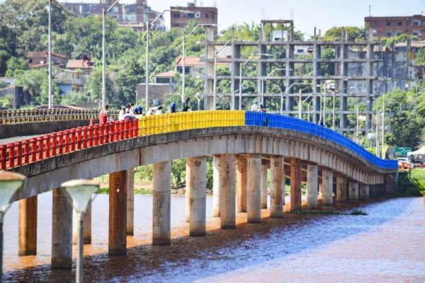 "Hecho por encarnacenos para encarnacenos": Una cruzada de color envuelve al Puente San Pedro