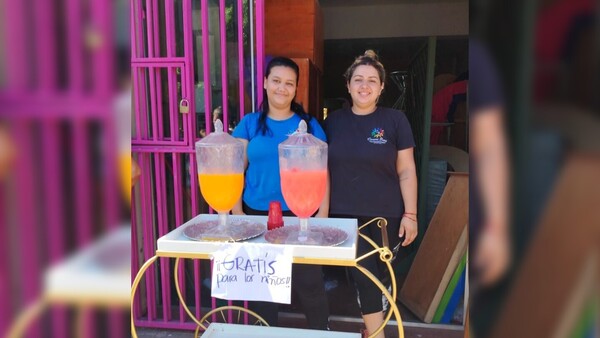 Repartió jugo gratis a los niños que desfilaban en Villa Elisa