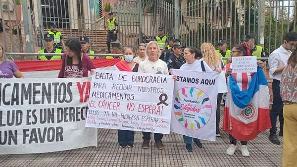 “Este gobierno prácticamente nos cerró las puertas”: enfermos piden solución a falta de fármacos - Nacionales - ABC Color