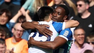 Welbeck y Gómez alejan al Liverpool de la Champions