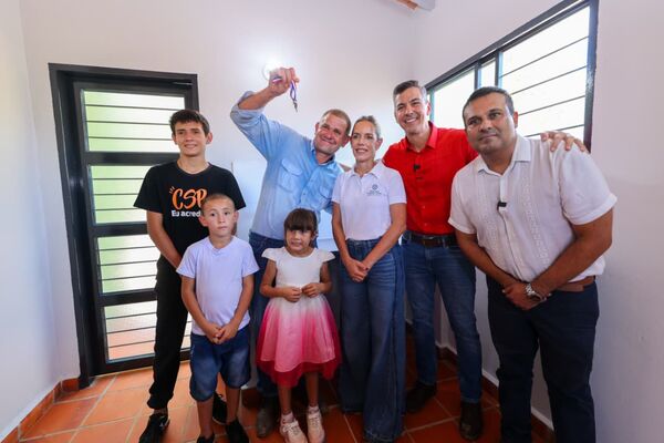 Santiago Peña encabezó entrega de 54 viviendas en Paraguarí | Unicanal