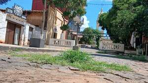 Itauguá: Paseo José Asunción Flores con yuyos, olor a orina y desechos fecales - Nacionales - ABC Color