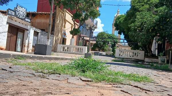 Itauguá: Paseo José Asunción Flores con yuyos, olor a orina y desechos fecales - Nacionales - ABC Color