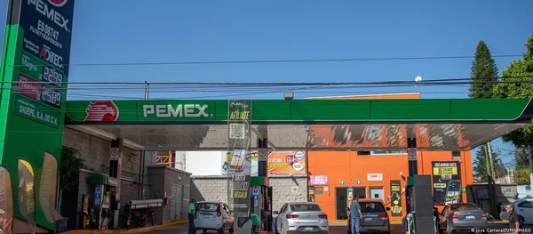 México subsidia la gasolina por el alza global del petróleo