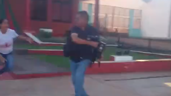 Video: Agreden a comunicador frente al municipio de Repatriación y no le permiten grabar sesión de la Junta