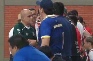 Video: abuchean a “Bachi” Núñez y Edgar Olmedo durante inauguración del campeonato de Fútbol de Salón - Política - ABC Color