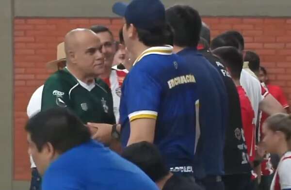 Video: abuchean a “Bachi” Núñez y Edgar Olmedo durante inauguración del campeonato de Fútbol de Salón - Política - ABC Color