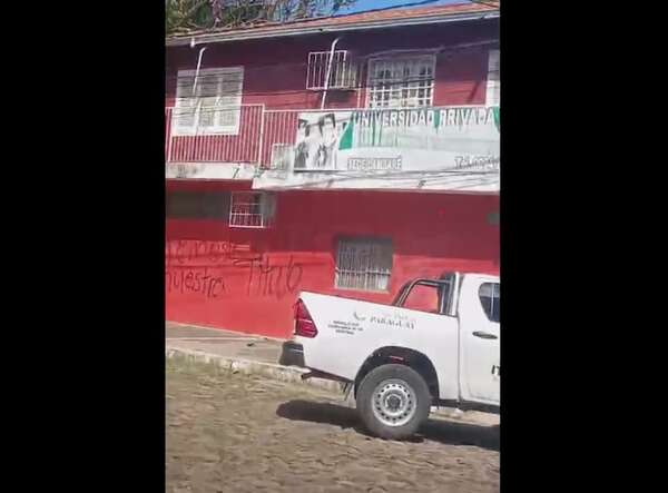 Egresados de universidad de Lambaré protestan por demora en entrega de títulos - Nacionales - ABC Color