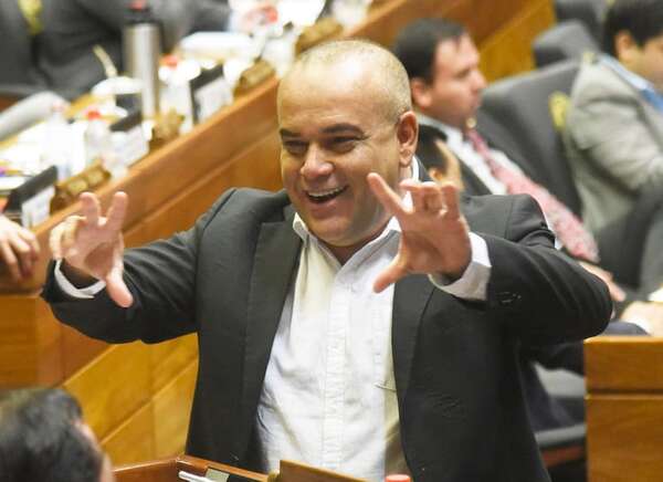 Bachi Núñez encabeza festín de bonificaciones en la declarada “economía de guerra” - Política - ABC Color