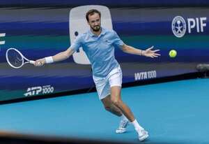 Medvedev se impone de remontada - Tenis - ABC Color
