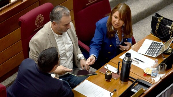 Opositores pedirán explicaciones a Bachi Núñez sobre su “salariazo”