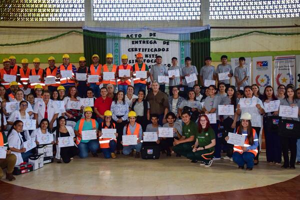 Fortalecimiento del empleo: SINAFOCAL entrega más de 700 certificaciones y kits de herramientas en Itapúa