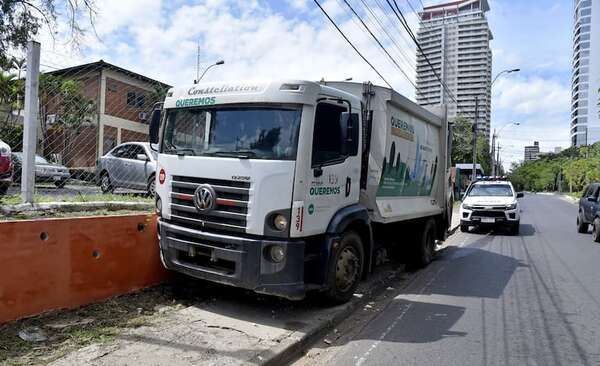 Camión recolector sin frenos impacta contra la muralla del Hospital de Trinidad - Nacionales - ABC Color