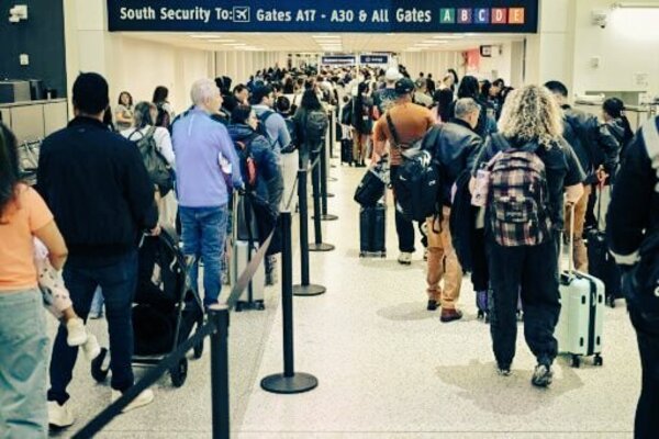 Desde este lunes, agentes de ICE estarán en principales aeropuertos