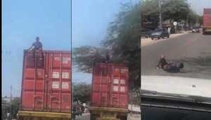 Video: peligrosa imprudencia de joven que cae de un camión tras subir en movimiento
