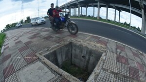 Niño cae en pozo de registro sin tapa en la Costanera de Asunción y la Municipalidad alude robos