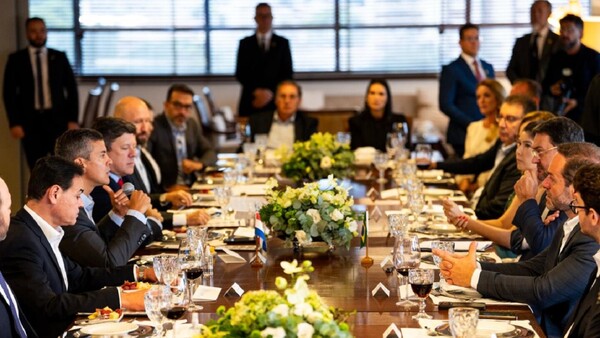 Santiago Peña promueve el "potencial" de Paraguay en una reunión con empresarios en Brasil