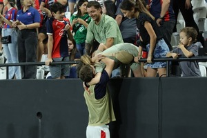 Popular / A los besos, Vegetti celebró el triunfo ciclónico