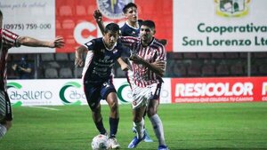 San Lorenzo resiste con nueve hombres ante un flojo Nacional