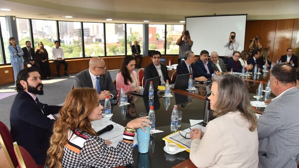 Anuncian otra reunión con las farmacéuticas por millonaria deuda