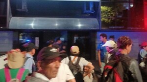 Adultos mayores protestan frente al MDS y afectan tránsito sobre Mcal. López